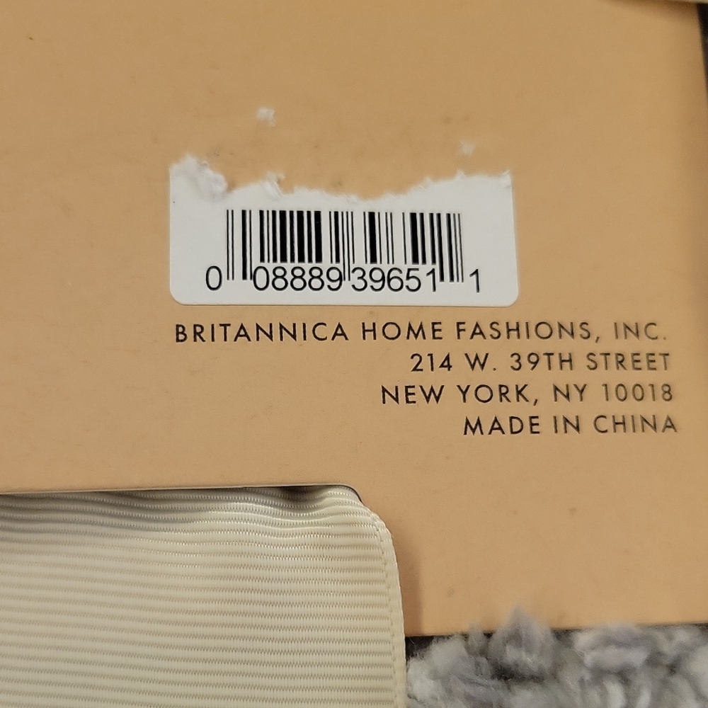 BearPaw Cozy Gray and Cream Throw - Picture 2 of 5